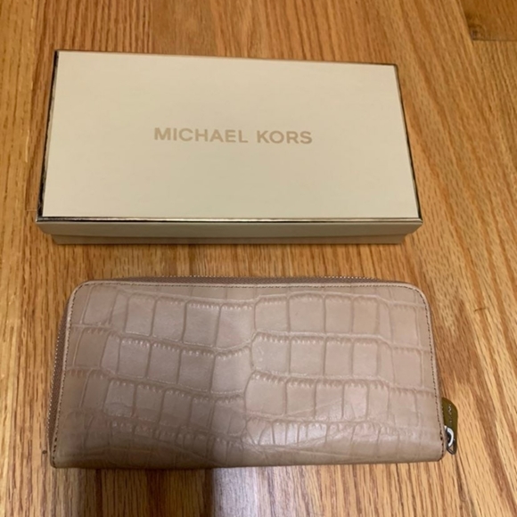 Michael Kors Wallet - Picture 3 of 4